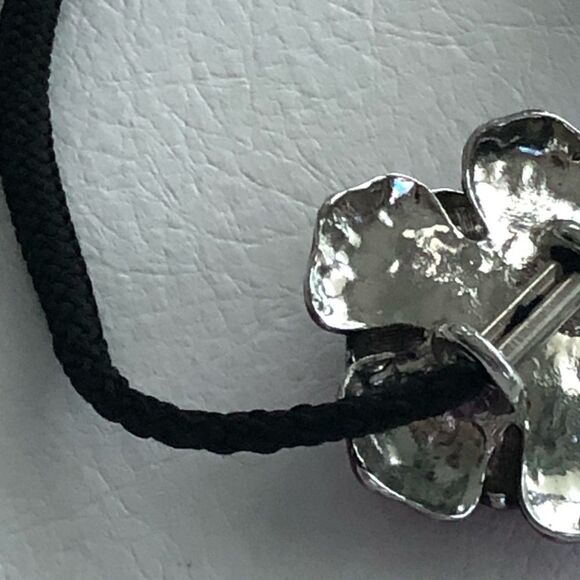 RHINESTONE AND METAL FLOWERED ELASTIC PONYTAIL HOLDER - Picture 9 of 12